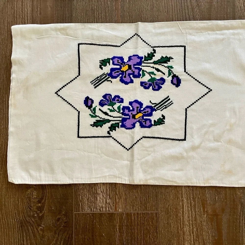 Embroidered Floral Linens 17/25 inches